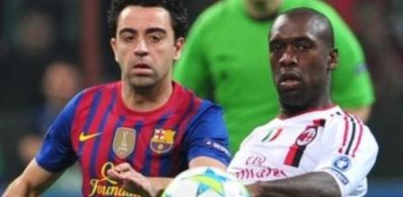 Xavi lucha con Seedorf por el control del balón