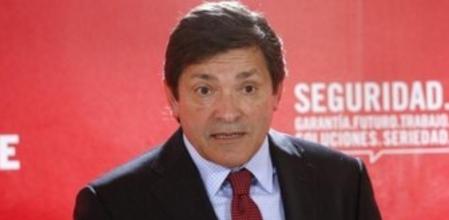 El candidato del PSOE a la Presidencia del Principado de Asturias, Javier Fernández, durante la rueda de prensa que ofreció tras finalizar la reunión de la Comisión Ejecutiva de la FSA-PSOE. Fernández se reunirá el próximo miércoles con la dirección de Izquierda Unida para tratar de buscar un gobierno estable para lo que resta de legislatura en Asturias.