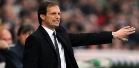 El entrenador del Milan, Massimiliano Allegri, gesticula durante un partido en el estadio Ennio Tardini en Parma