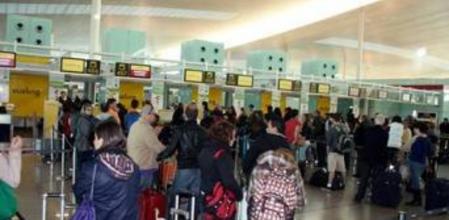 Viajeros haciendo cola ante los mostradores de Vueling