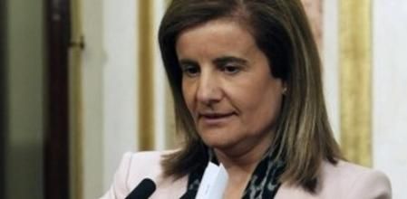 La ministra de Empleo y Seguridad Social, Fátima Báñez, al comienzo de la rueda de prensa que ha ofrecido hoy en el Congreso de los Diputados, en la que ha afirmado que el Gobierno cumple con su principal responsabilidad y obligación, que es la de garantizar los derechos constitucionales de los ciudadanos que desean secundar hoy la huelga general y también de los que optan por trabajar.