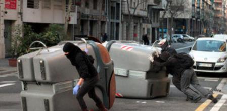 Varias personas tumban los contenedores de la dreta de l'Eixample este jueves por la mañana en Barcelona Persones tomben contenidors a la dreta de l'Eixample barceloní aquest dijous al matí.