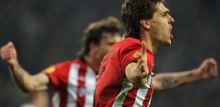 Fernando Llorente celebra su segundo gol ante el Schalke 04