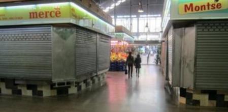 El mercado de la Concepció de Barcelona abrió con más de la mitad de las paradas cerradas por la huelga general del 29M.