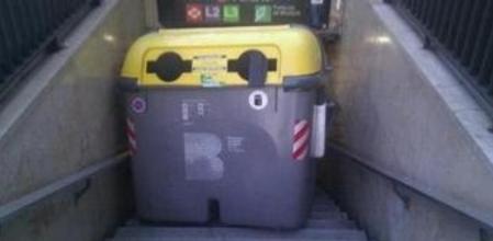 Un contenedor bloquea el acceso a la estación de Paral·lel del metro de Barcelona