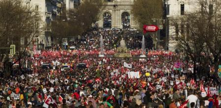 Masiva manifestación en la calle Alcalá de Madrid