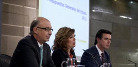 Cristóbal Montoro, Soraya Sáenz de Santamaría y José Manuel Soria, en la ruedda de prensa posterior al consejo de ministros