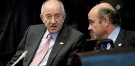 El gobernador del Banco de España, Miguel Fernández Ordóñez, conversa con el ministro de Economía, Luis de Guindos, durante la reunión informal del Eurogrupo que se celebra en Copenhague