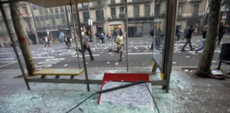 Una parada de autobús destruida por la acción de los violentos durante la huelga general