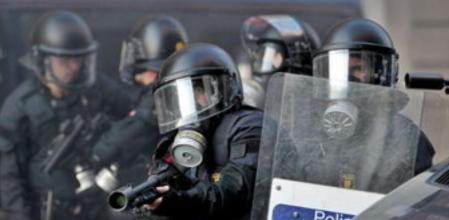 Un mosso d'esquadra dispara una pelota de goma durante los disturbios ocurridos en la jornada de huelga general convocada por los sindicatos