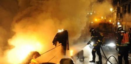 Bomberos sofocan contenedores ardiendo en el centro de Barcelona durante la huelga general
