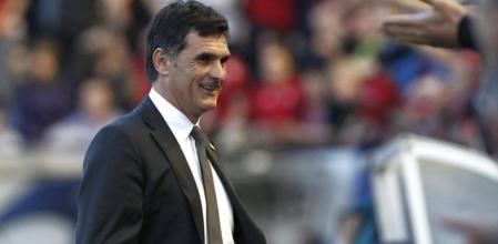 El entrenador de Osasuna, José Luis Mendilibar, durante el partido, correspondiente a la trigésimo primera jornada de Liga de Primera División, que disputa hoy, sábado 31 de marzo, el conjunto navarro ante el Real Madrid en el estadio Reyno de Navarra