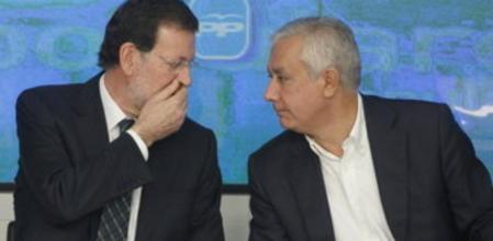 El presidente del PP, Mariano Rajoy, conversa con Javier Arenas, al inicio de la reunión del Comité Ejecutivo Nacional del partido que hoy preside y en el que se analizará la situación de Andalucía y Asturias tras las elecciones en ambas comunidades, así como el proyecto de ley de presupuestos para este año.