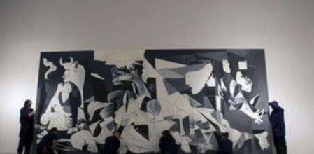 Técnicos del Centro-Museo de Arte Contemporáneo Artium de Vitoria montan una de las obras que componen la exposición 