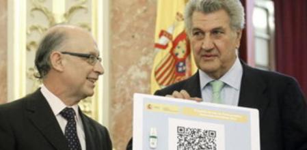 El ministro de Hacienda, Cristóbal Montoro, hace entrega al presidente del Congreso, Jesús Posada, del proyecto de los Presupuestos Generales del Estado 2012, en formato digital, en la sede de la Cámara Baja.