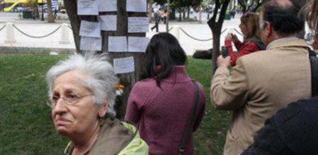 Varias personas dejan ramos de flores, notas y velas en el lugar donde un anciano se suicidó de un disparo