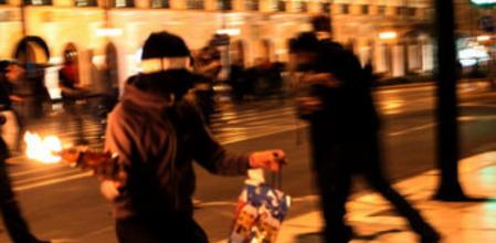 Un manifestante lanza un cóctel molotov frente al Parlamente de Grecia
