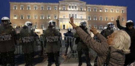 Una mujer protesta frente al Parlamento de Grecia tras el suicidio de un jubilado desesperado