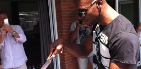 Abidal, durante la fiesta que le ha ofrecido la plantilla azulgrana