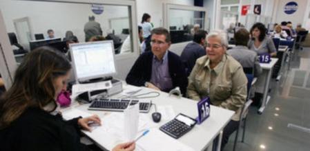 Ciudadanos presentan su declaración de la renta