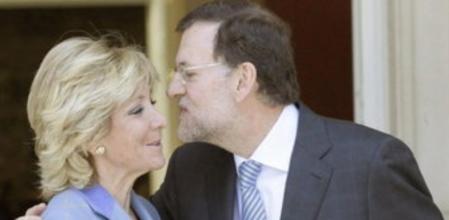 El presidente del Gobierno, Mariano Rajoy, saluda a la jefa del Ejecutivo autonómico madrileño, Esperanza Aguirre, ante el Palacio de la Moncloa