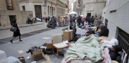 Miembros del movimiento Ocupa Wall Street duermen en Wall Street