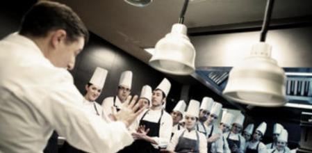 Joan Roca da las últimas instrucciones al equipo de cocina antes de que empiece el primero de los dos servicios diarios