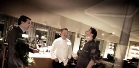 Después de una jornada de trabajo larguísima y cuando se marchan los últimos clientes, los hermanos Josep, Joan y Jordi Roca se relajan y bromean mientras toman una copa.