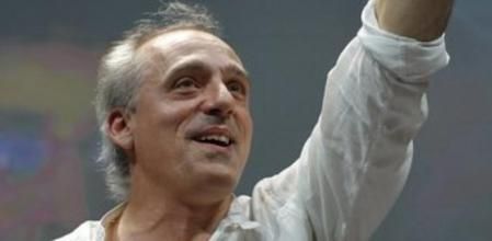 Philippe Poutou, candidato del Nuevo Partido Anticapitalista, saludando en un mitin en París, el jueves