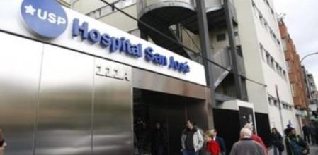 Entrada principal del Hospital San José donde el rey Juan Carlos se recupera con éxito, ya en una habitación de planta, de la intervención quirúrgica a la que ha sido sometido en este centro sanitario, como consecuencia de una fractura de cadera que se produjo tras un accidente de caza mayor y que ha durado unas cuatro horas, han informado fuentes médicas
