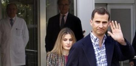 Los Príncipes de Asturias y la Infanta Leonor (i), a su salida del Hospital San José. Los príncipes de Asturias, don Felipe y doña Letizia, acompañados de sus hijas Leonor y Sofía han visitado al Rey.