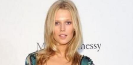 Toni Garrn es rubia, con ojos azules y un cuerpo de infarto
