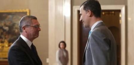 El Príncipe de Asturias saluda al ministro de Justicia, Alberto Ruiz-Gallardón, antes de la audiencia este mediodía en el Palacio de la Zarzuela