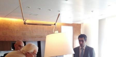 El ministro de Planificación Federal de Argentina, Julio De Vido (segundo por la derecha), firma el acta para asumir como interventor de la petrolera YPF