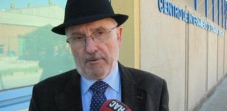 El Síndic de Greuges, Rafael Ribó, ante el Centro de Internamiento de Extranjeros de la Zona Franca