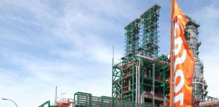 El príncipe Felipe participa junto al presidente de Repsol, Antoni Brufau, en la inauguración de unas instalaciones de la petrolera en Cartagena, Murcia