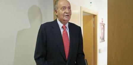 El rey Juan Carlos, a su salida hoy de la habitación del Hospital USP San José de Madrid tras recibir el alta médica