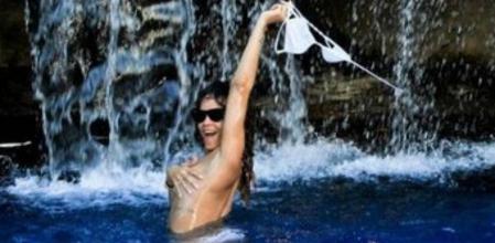 Rihanna, de vacaciones en Europa, en una fotografía subida por ella misma a Facebook