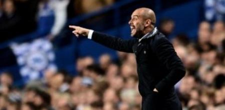 Pep Guardiola dirige a sus hombres durante el encuentro ante el Chelsea