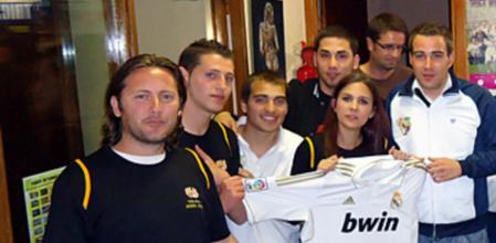 Un grupo de aficionados en Pinos Puente (Granada) decidió que sus aficiones por el azulgrana y el blanco les uniera