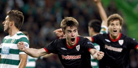 El jugador del Athletic, Jon Aurtenetxe (i), celebra una anotación ante el Sporting hoy, jueves 19 de abril de 2012, durante el juego de semifinal de la Liga Europa que se disputa en el estadio Avalade de Lisboa (Portugal).