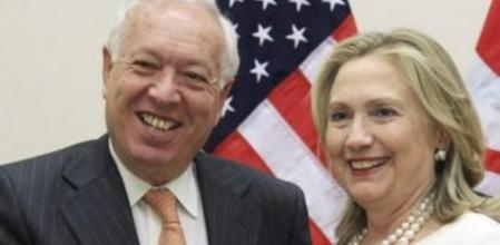 El ministro español de Asuntos Exteriores, José Manuel García-Margallo, estrecha la mano de la secretaria de Estado estadounidense, Hillary Clinton, en el Cuartel General de la OTAN en Bruselas