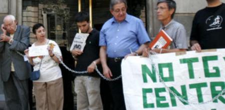 Manifestantes encadenados en Barcelona en protesta contra el AVE.