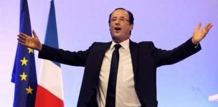 El candidato del partido socialista francés, François Hollande, celebra la victoria en la primera vuelta de las elecciones presidenciales