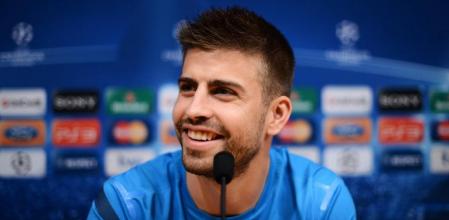 Gerard Piqué sonríe durante la rueda de prensa