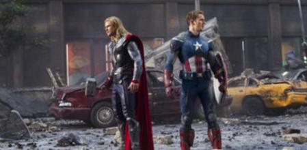 Thor, interpretado por Chris Hemsworth, junto al Captan América, Chris Evans, en una escena de 'Los Vengadores'