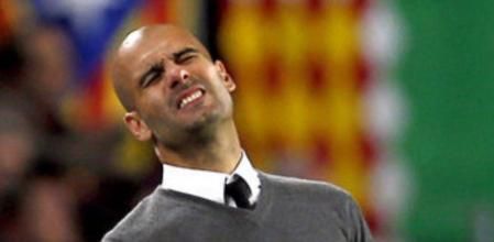 El entrenador del FC Barcelona, Pep Guardiola, se lamenta de una ocasión fallada por el equipo blaugrana ante el Chelsea