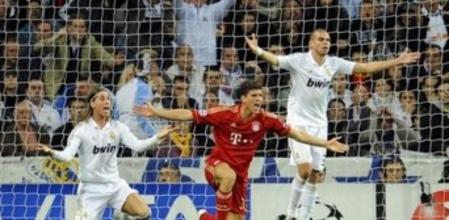 Pepe y Sergio Ramos protestan el penalti sobre Mario Gómez