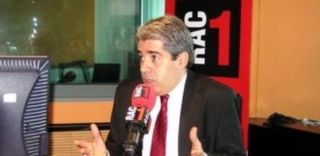 El portavoz del Govern, Francesc Homs, durante una entrevista en RAC1.