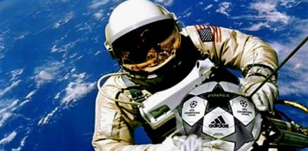 Una imagen de la cuenta de Twitter 'Spa reirse' bromea con el penalti fallado por Sergio Ramos: 